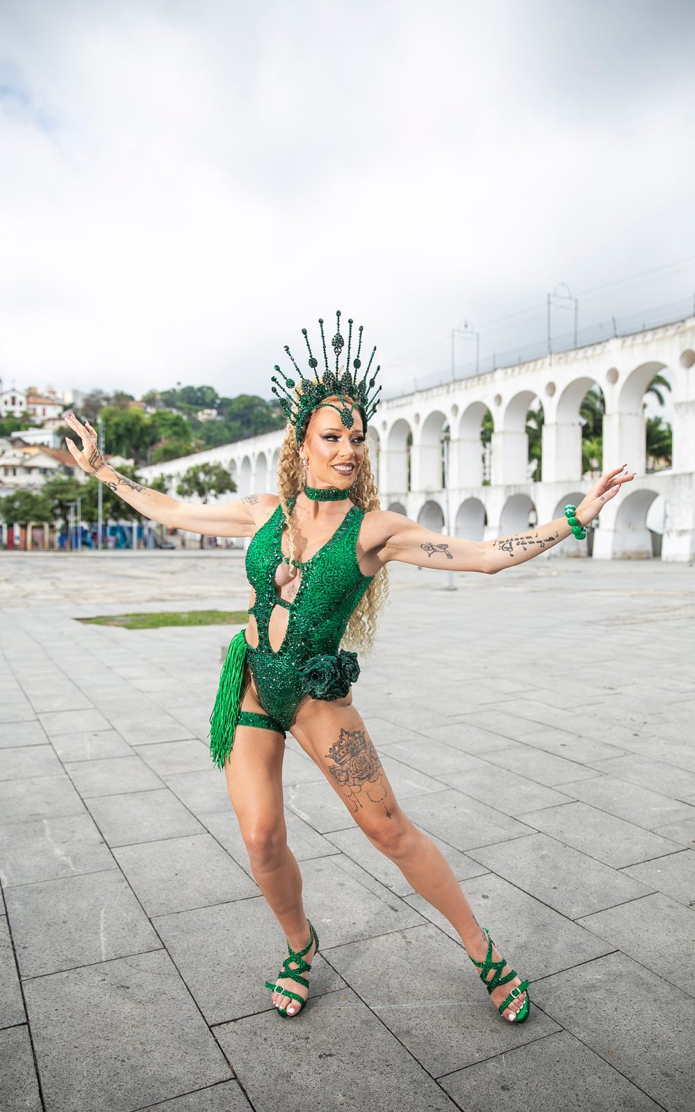 Anna in a green sequined costume with arms outstretched at the Lapa Arches